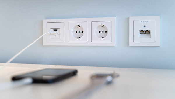 Розетки Berker Q3 — стильне поєднання білого та антрациту в сучасному інтер’єрі