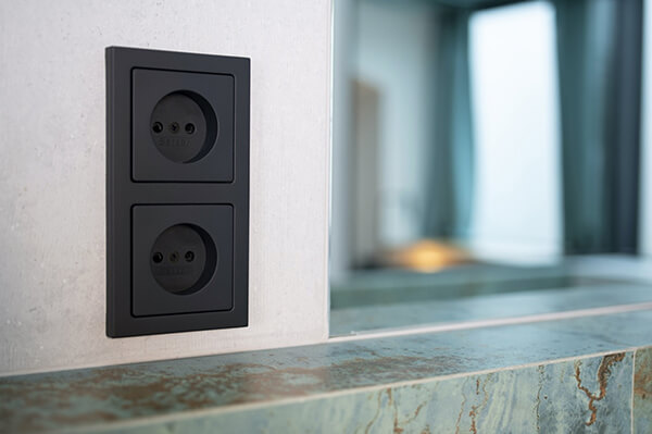 Розетки та вимикачі Berker Q3 — колекція у відтінках антрациту та білого